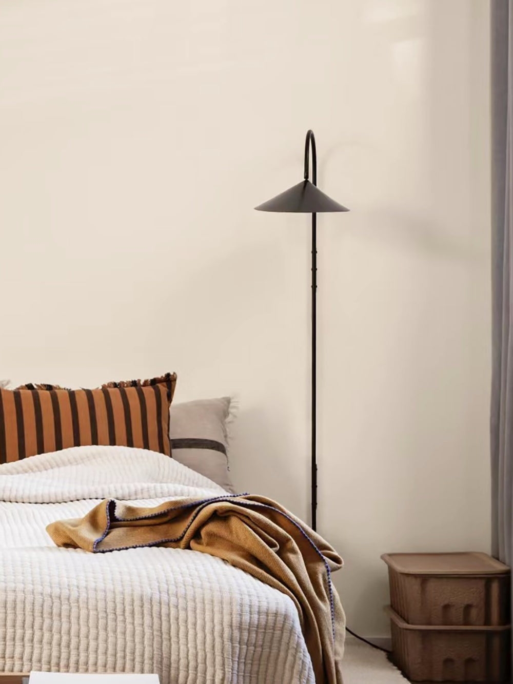 Aruma Swivel Wall Lamp